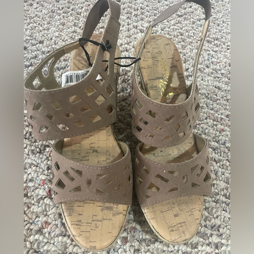 Classic Element, wedge, sandals, size 9 NWT Tan